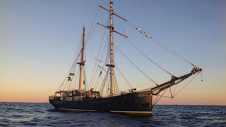 Uno de los barcos que integran la Flotilla con ayuda a Gaza, el jueves cerca de Creta. Stefanos Rapanis (REUTERS)