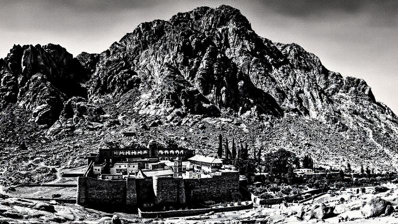 Mosteiro de Santa Catarina, localizado ao pé do Monte Sinai, construído há cerca de 1.500 anos e ainda em funcionamento (Foto: Reprodução)