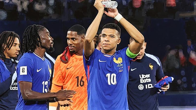 Jogador da seleção francesa comemora vitória sobre a Islândia em partida das eliminatórias (Foto: Reprodução)