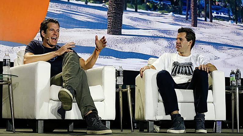 Tyler Winklevoss e Cameron Winklevoss falam durante a conferência Bitcoin 2021 em Miami, Florida (Foto: Reprodução)