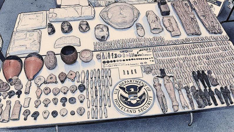 Artefatos apreendidos da bagagem de Ashraf Omar Eldarir ao chegar no Aeroporto Internacional JFK em um voo do Cairo em 22 de janeiro de 2020 (Foto: Reprodução)