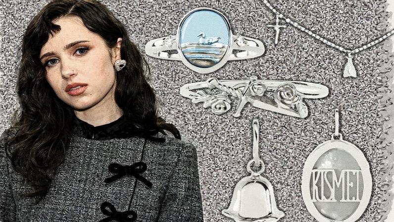 Coleção de joias inspirada nas letras de Clairo, em parceria com a Catbird, disponível para compra (Foto: Reprodução)