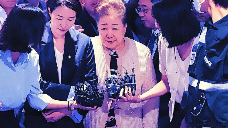 Hak Ja Han, líder da Igreja da Unificação da Coreia do Sul, chega a um escritório de promotor especial em Seul (Foto: Reprodução)