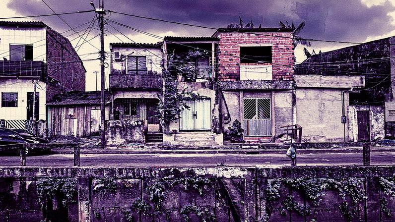 Canal do Benguí em Belém, próximo a área reformada, com moradores expressando queixas sobre exclusão nas melhorias (Foto: Reprodução)