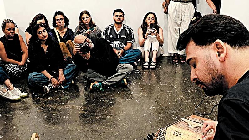 Músico toca kanun, instrumento semelhante a uma pequena harpa, durante a Bienal de Gaza em Nova York (Foto: Reprodução)