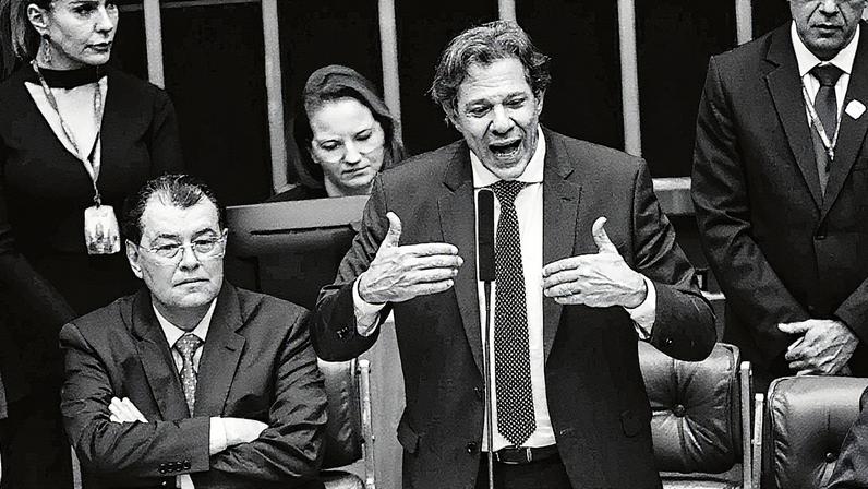 Haddad e Braga durante a promulgação da PEC da reforma tributária em dezembro de 2023 (Foto: Reprodução)
