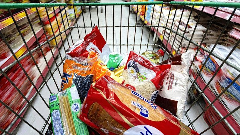Cesta básica exposta no supermercado Merko, na Tijuca (Foto: Reprodução)