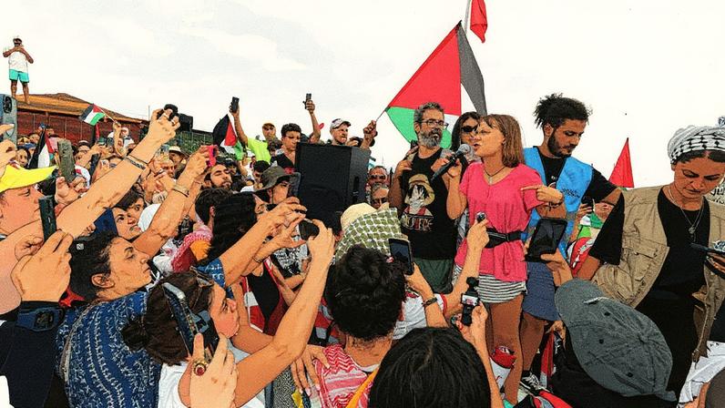 Ativista sueca Greta Thunberg chega a Túnez a bordo de uma flotilha com ajuda para Gaza (Foto: Reprodução)
