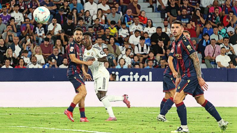 Vinicius marca o primeiro gol do Real Madrid contra o Levante (Foto: Reprodução)