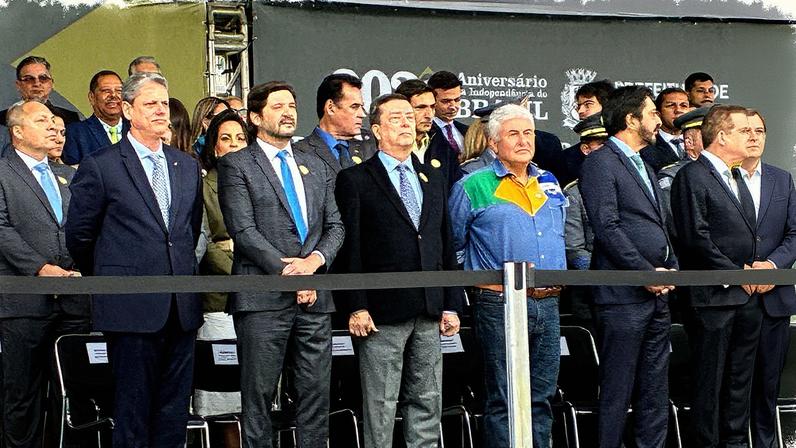 Governador Tarcísio de Freitas acompanhado por autoridades no Sambódromo (Foto: Reprodução)