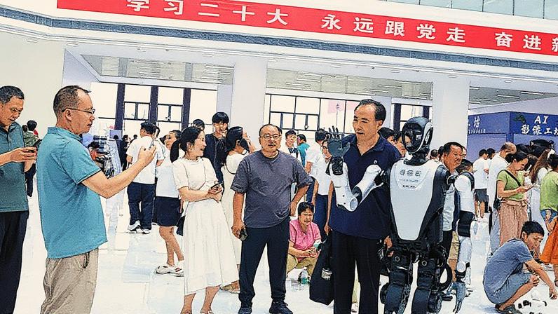 Estudantes e pais posam com o robô humanoide "Professor Inteligente de IA" em 30 de agosto de 2025, no Colégio Vocacional de Engenharia Inteligente de Chongqing (Foto: Reprodução)