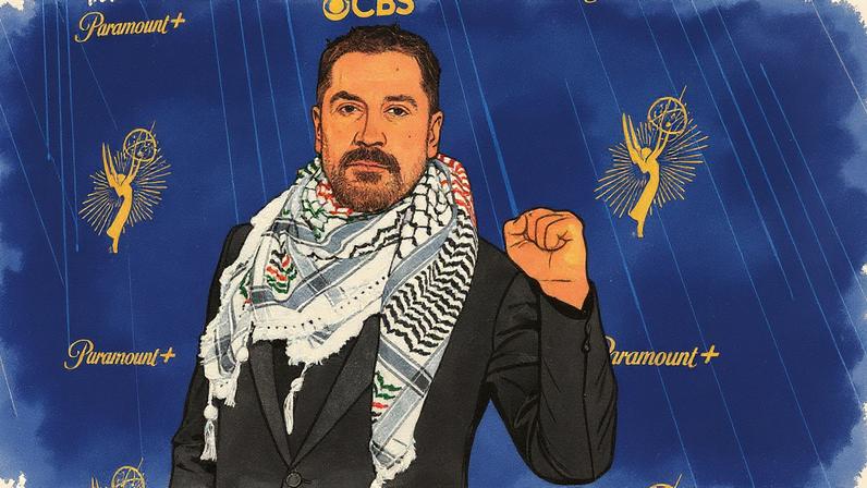 Javier Bardem chega aos prêmios Emmy usando um pañuelo palestino, em 14 de setembro de 2025 (Foto: Reprodução)