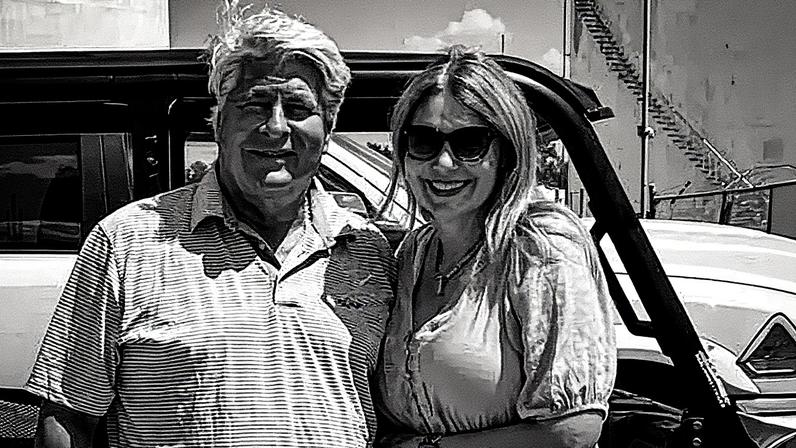 James Laen Jensen e sua esposa Kelly Anne Jensen posam para a foto (Foto: Reprodução)