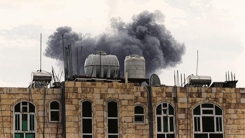 Coluna de fumaça é vista no centro de Sana, no Iêmen, após ataque israelense (Foto: Reprodução)