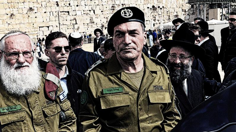 Novo chefe das Forças Armadas de Israel, Eyal Zamir, visita o Muro das Lamentações em Jerusalém (Foto: Reprodução)