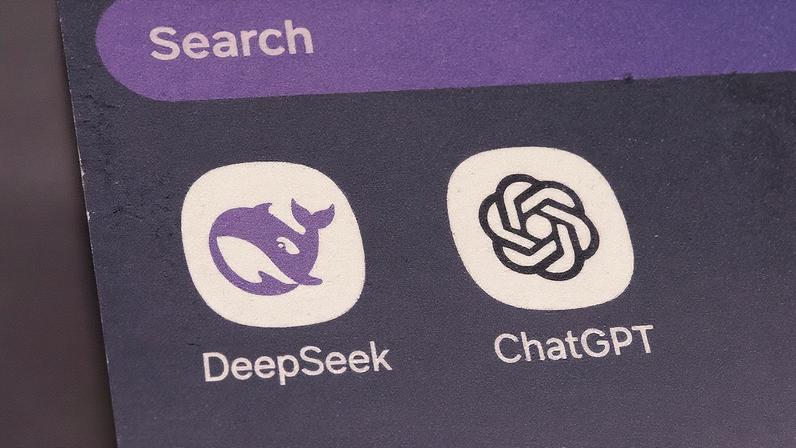 Aplicativos de IA DeepSeek e ChatGPT em destaque (Foto: Reprodução)