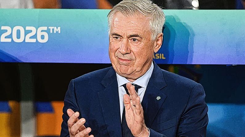 Ancelotti durante vitória do Brasil por 3 a 0 sobre o Chile no Maracanã (Foto: Reprodução)