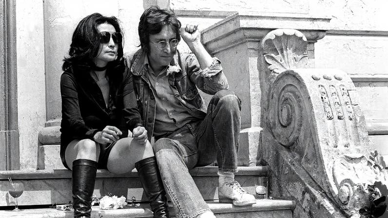 Yoko Ono e John Lennon posam juntos em uma foto de 1971 (Foto: Reprodução)