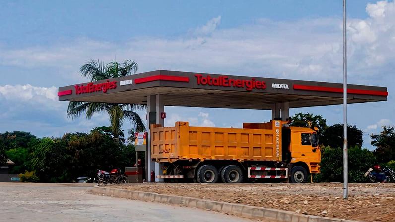 A TotalEnergies petrol station in Handeni Tanga, Tanzania. Image by Praygod mwanga via Wikimedia Commons (CCBY4.0).