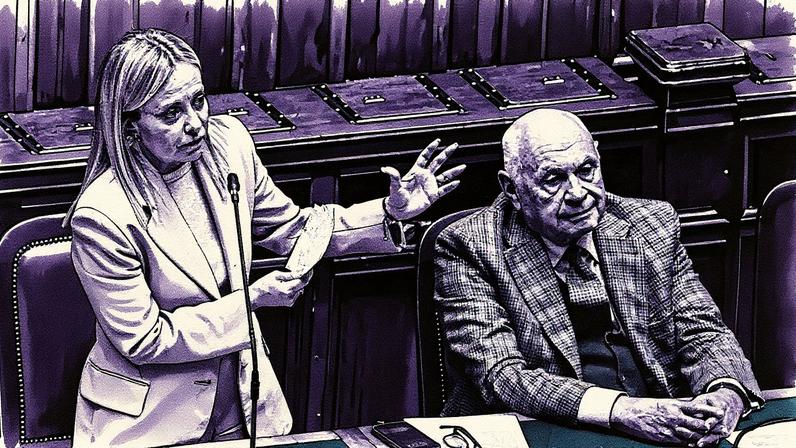 Un diputado de la oposición italiana sostiene un cartel con la frase "No a los plenos poderes", durante la votación final de la reforma de la justicia, este jueves en el Senado.