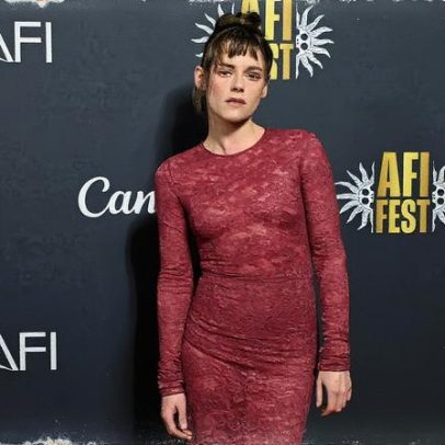 Kristen Stewart usa vestido de renda translúcido e legging da Rhea Costa em exibição em Los Angeles