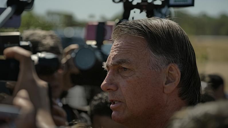 Jair Bolsonaro (PL) conversa com jornalistas momentos após a instalação de tornozeleira eletrônica em Brasília – Foto: Evaristo Sá/AFP