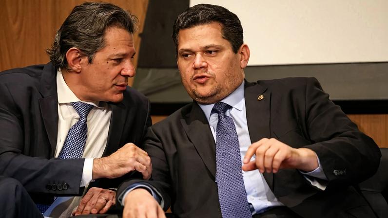 O ministro Fernando Haddad e o senador Davi Alcolumbre. Foto: Jose Cruz/Agência Brasil