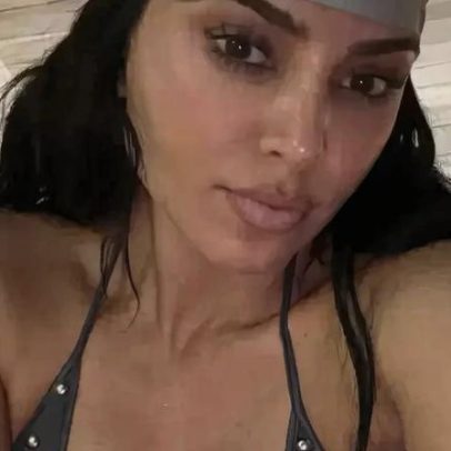 Kim Kardashian nada no oceano usando vestido histórico de McQueen exibido no Met