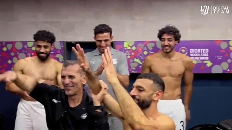 Juan Bezerra recebe prêmio de melhor estrangeiro da liga egípcia — Foto: Reprodução