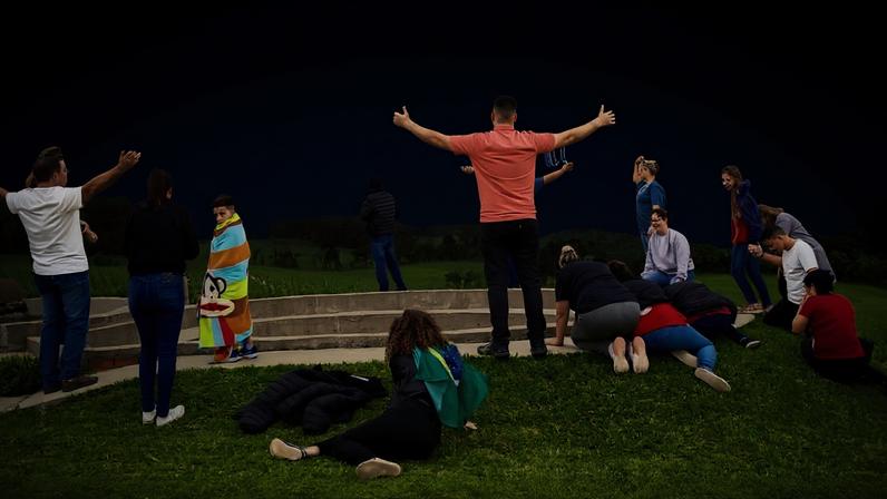 Grupo reunido no monte de oração 24h no RS. (Foto: Ministério Engel)