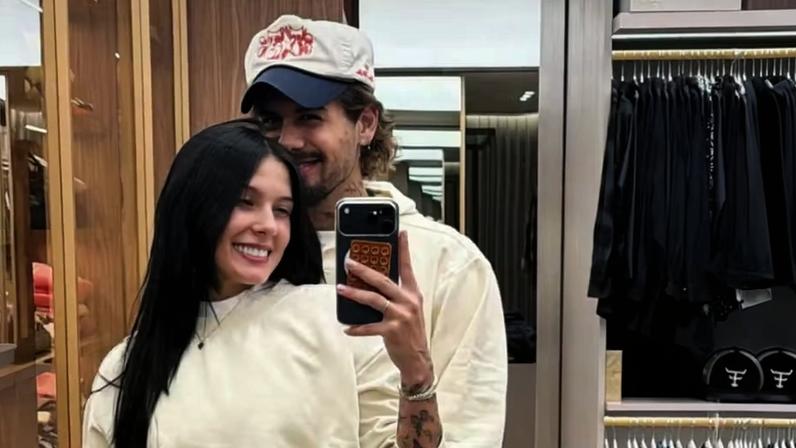 Ana Castela reencontra Zé Felipe e casal posa em closet