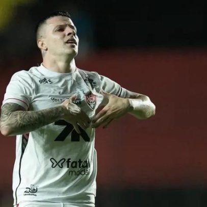 Renato Kayzer se emociona após vitória do Vitória