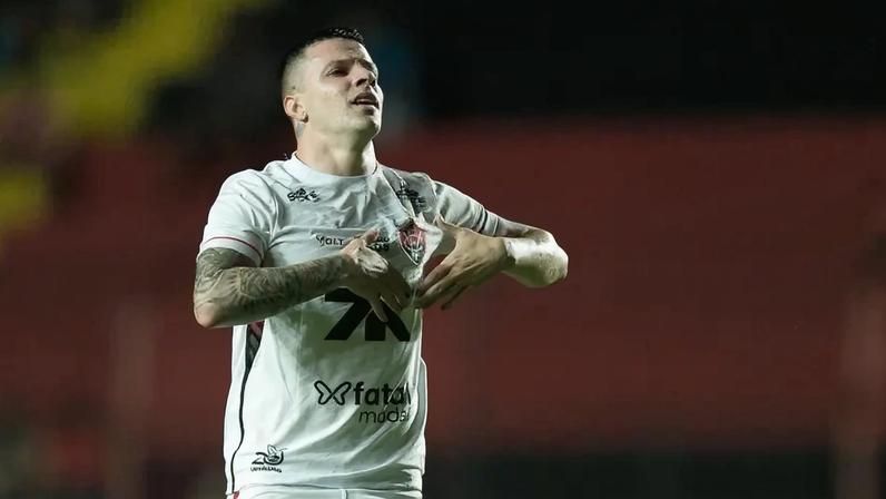 Renato Kayzer comemora gol do Vitória contra o Sport, em jogo pelo Brasileirão (Foto: Marlon Costa/AGIF/Gazeta Press)