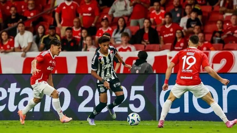 Bernabei e Borré, do Internacional, acompanham Robinho Jr, do Santos (Foto: Luiz Erbes/AGIF)