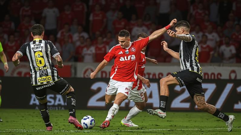 Internacional dos Díaz aproveita falhas de finalização