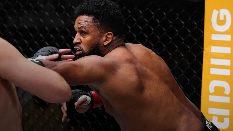 Waldo Cortes Acosta golpeia Shamil Gaziev no card principal do UFC Qatar. (Foto por Jeff Bottari/Zuffa LLC)