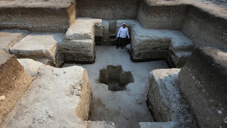 Fotografias do centro do monumento, tomadas no local da Aguada Fénix.