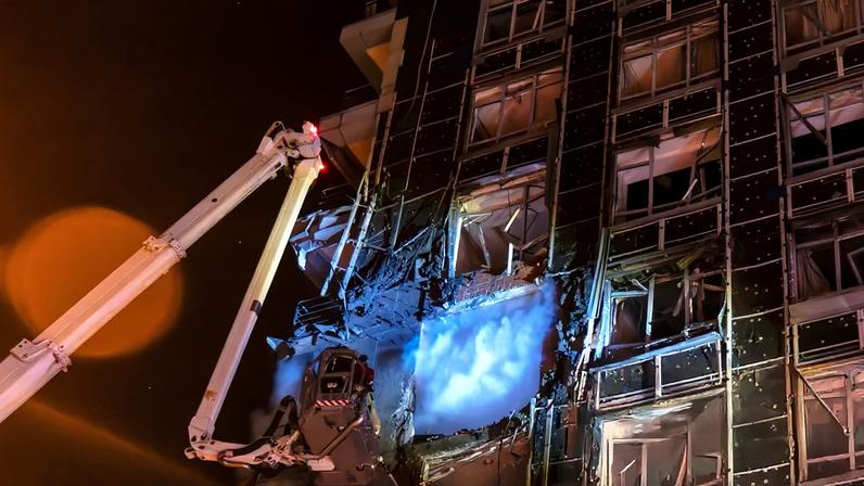 Conflito na Ucrânia: Rússia lança ataques em Kiev, incendiando prédios