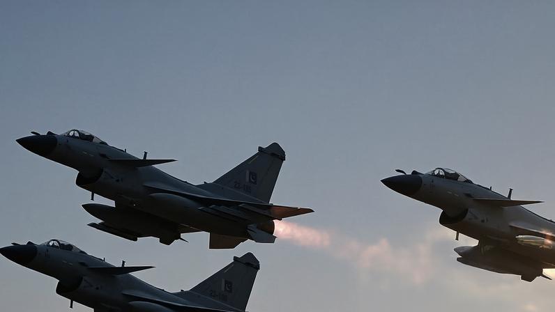 Talibãs acusam Paquistão de matar 10, incluindo nove crianças, no Afeganistão