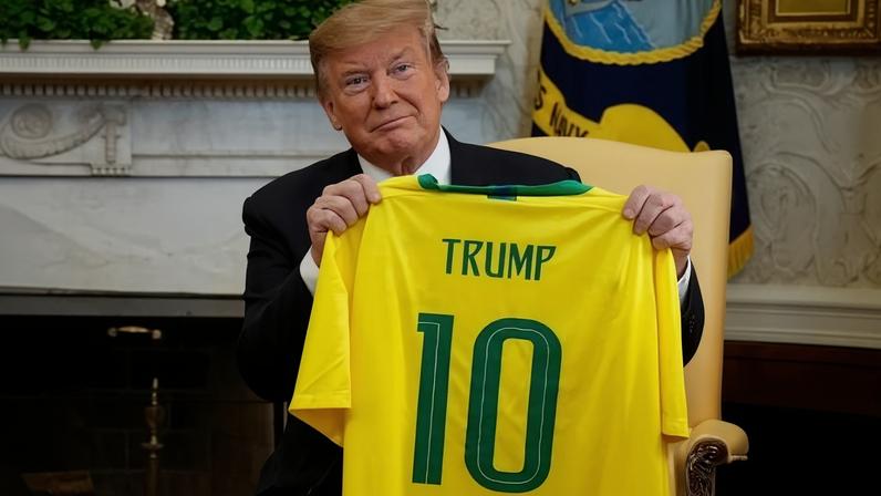 Trump com uma camisa do Brasil, recebida em encontro com Bolsonaro em 2019. Foto: Divulgação/Planalto