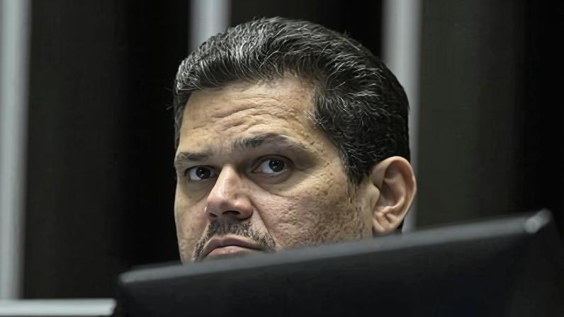 Alcolumbre leva pauta controversa ao plenário em meio à crise com o Planalto