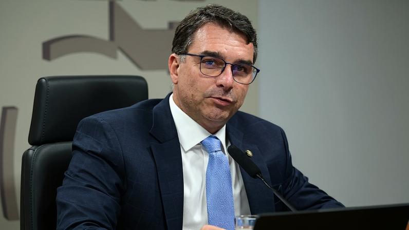 O senador Flávio Bolsonaro preside a reunião da Comissão de Segurança Pública (CSP) no dia 8 de julho de 2025. Foto: Geraldo Magela/Agência Senado