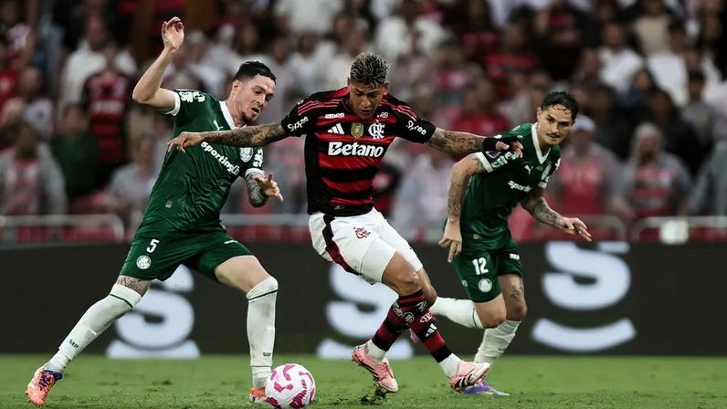 Carrascal disputa o lance com dois jogadores do Palmeiras (Foto: Gilvan de Souza / Flamengo)