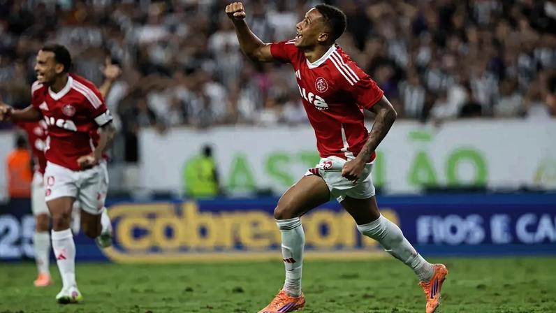 Vitinho comemora gol contra o Ceará (Foto: Ricardo Duarte/SC Internacional)