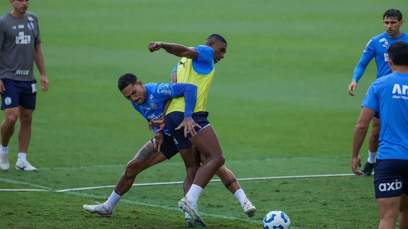 Kanu e Gilberto trabalham com bola no CT Evaristo de Macedo; veja acima a provável escalação contra o Vasco (Foto: Rafael Rodrigues / EC Bahia)