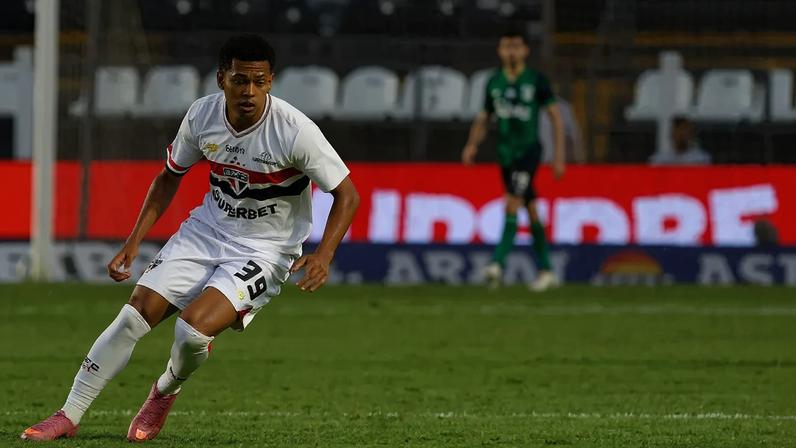 Paulinho estreou no profissional do São Paulo (Foto: Rubens Chiri/Saopaulofc.net)