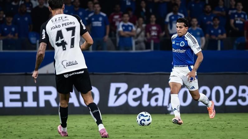 Lucas Romero está suspenso pelo terceiro cartão amarelo e vai ser julgado no STJD (Foto: Gustavo Aleixo/Cruzeiro)