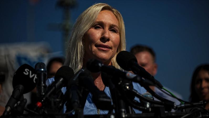 Marjorie Taylor Greene hace campaña por Trump (al fondo), en su distrito de Georgia, el 9 de marzo de 2024.