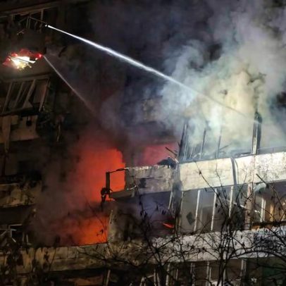 Bombardeio russo em Kiev mata ao menos seis, EUA e Rússia discutem plano de paz