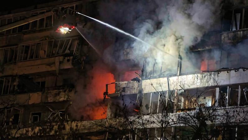 Bombardeio russo em Kiev mata ao menos seis, EUA e Rússia discutem plano de paz